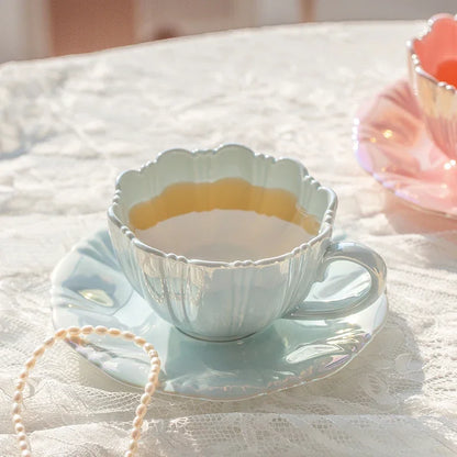 Ensemble de tasses et d'assiettes en céramique