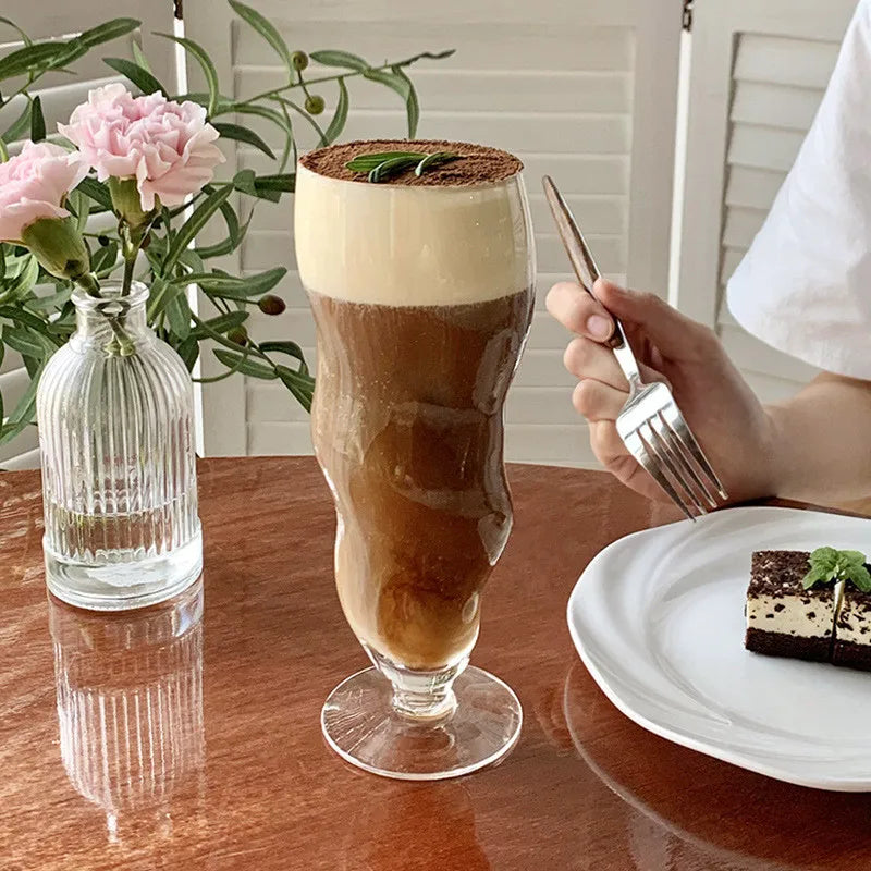 Tasse à café en verre transparent de forme irrégulière