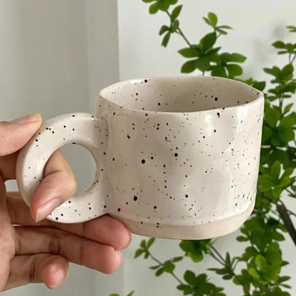 Tasse en céramique faite à la main avec poignée en anneau