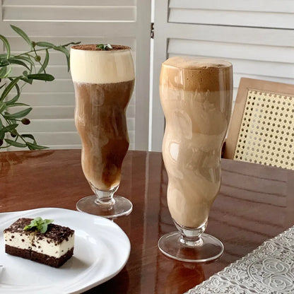 Tasse à café en verre transparent de forme irrégulière