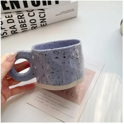 Tasse en céramique faite à la main avec poignée en anneau