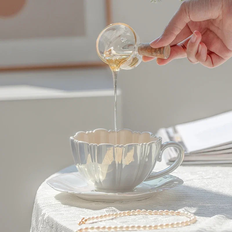 Ensemble de tasses et d'assiettes en céramique